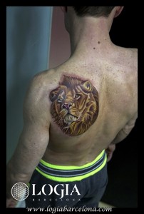 Tatuaje www.logiabarcelona.com Tattoo Ink tatuaje leon en la espalda 0098  